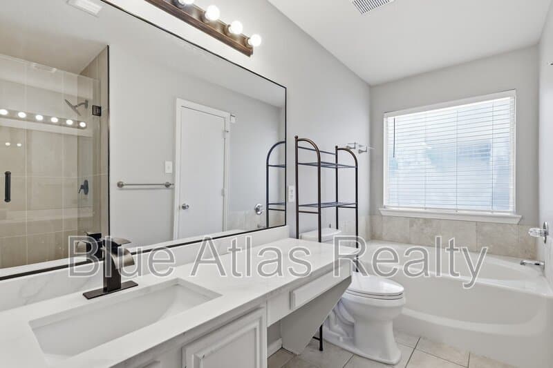 Little Elm House: 1012 Waterview Drive