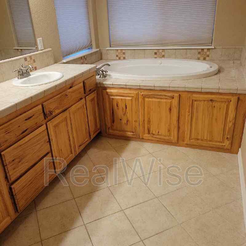 Merlin House: 373 Donet Ln