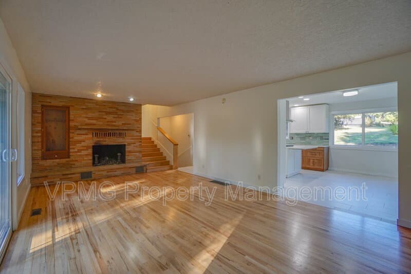 Ridgefield House: 139 N 19th Ct