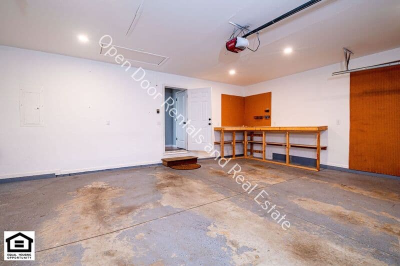 Woodburn House: 5021 Clovedale Dr