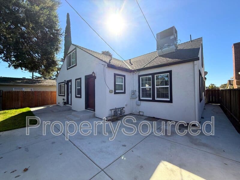 Manteca House: 807 W Yosemite