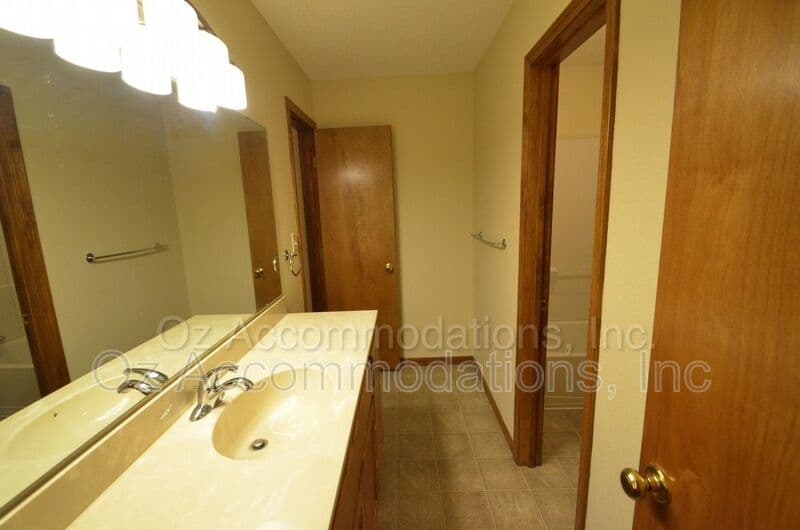 Lee's Summit Townhome: 313 NE Timbercreek Dr.