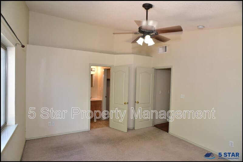 El Paso House: 14325 Island Point Drive