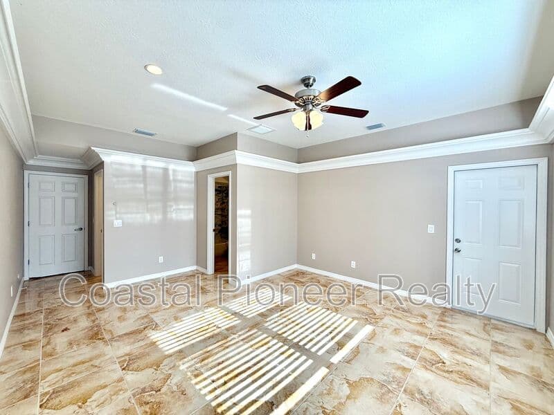Largo House: 10334 Longwood Dr