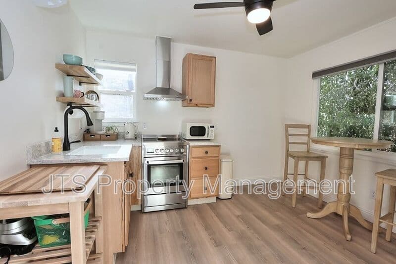 Fair Oaks House: 6906 Pin Oak Court