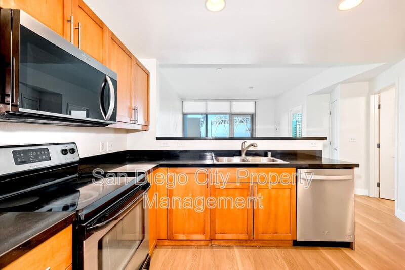 San Diego House: 253 10th Ave