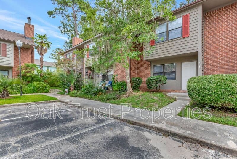 Summerville Townhome: 593 Travelers Blvd