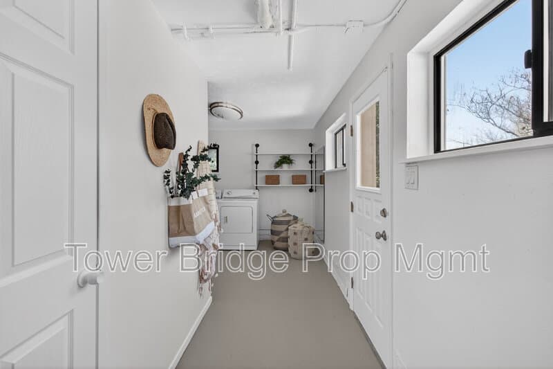 Fair Oaks House: 3937 Orangewood Dr