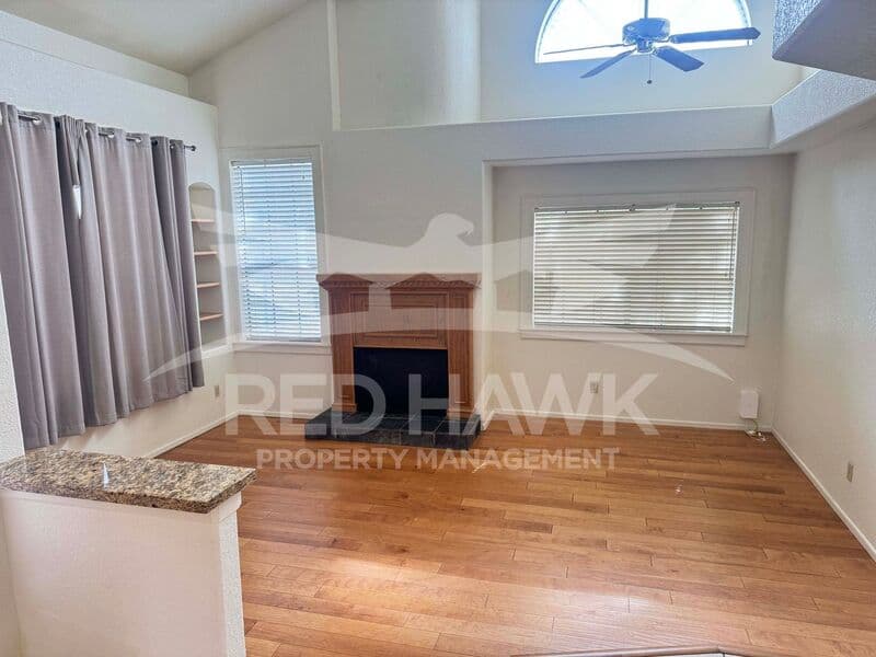 Tempe House: 25 W La Vieve Ln