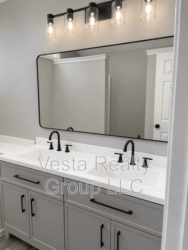 Stockbridge House: 407 Sage Ct