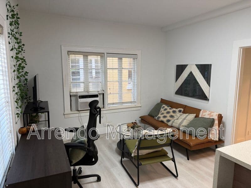 Coral Gables House: 126 Mendoza Ave