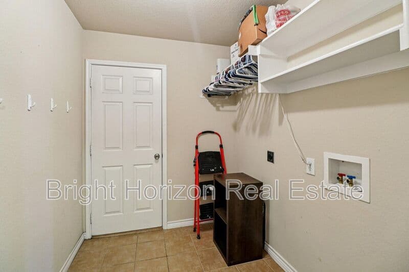 Fort Worth House: 8221 Mule Deer Run