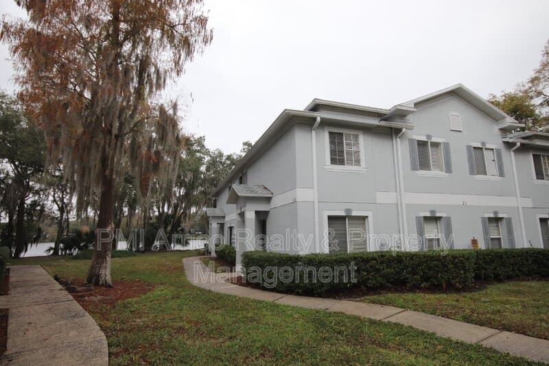 Tampa Townhome: 7430 E Bank Dr
