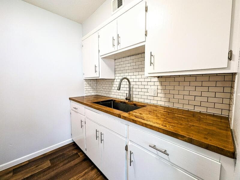 Pella Condo: 306 Central Drive - 3