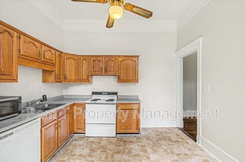 Savannah House: 512 E Waldburg Lane