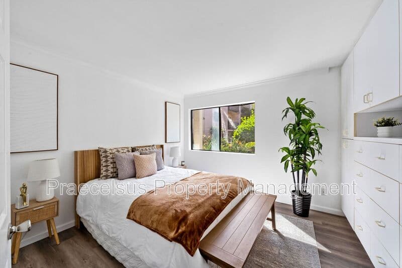 San Diego House: 6780 Friars Rd