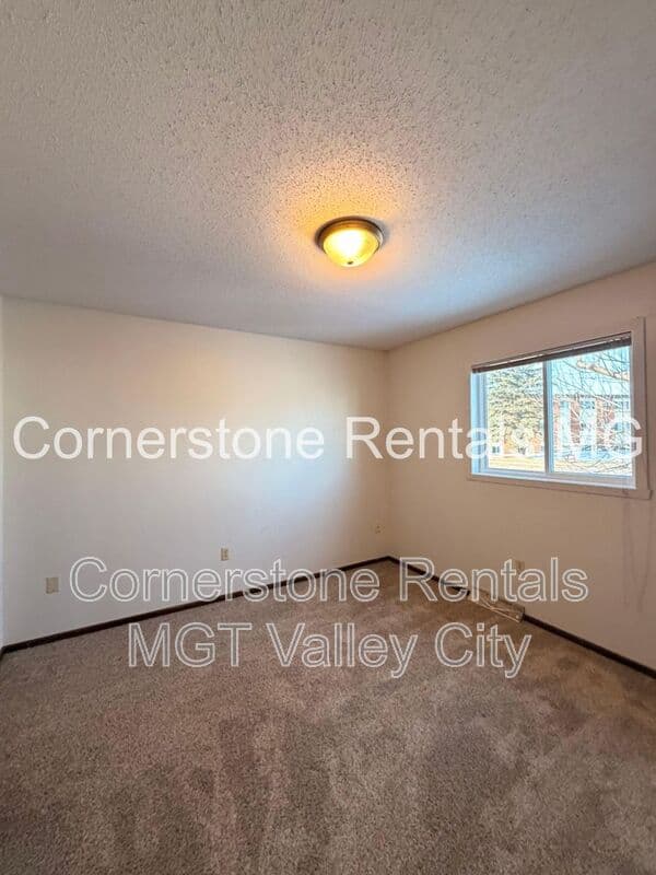 Valley City House: 1063 5th Ave NW