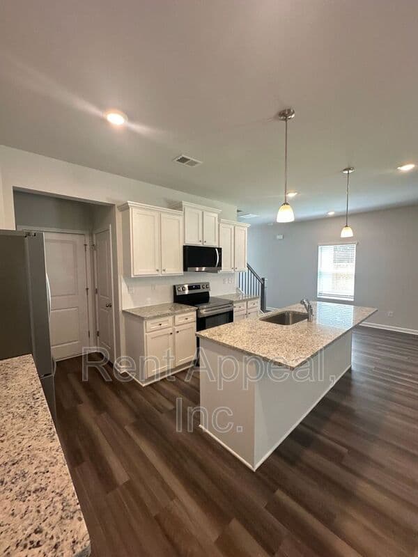 Woodstock House: 383 Lanier Cir