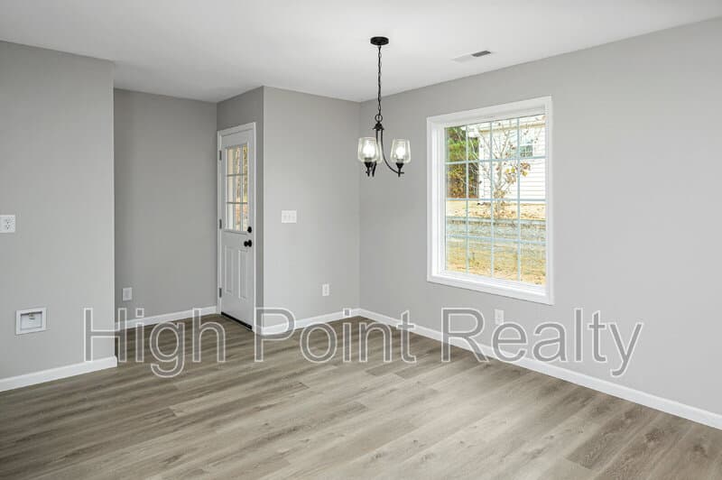 Springville House: 85 Smith Glen Dr