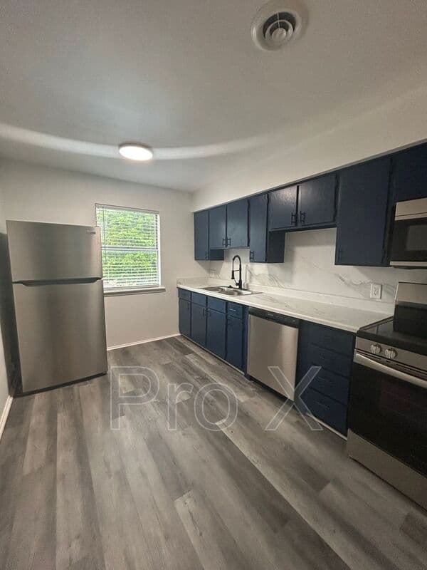 Fayetteville House: 1851 W Deane St