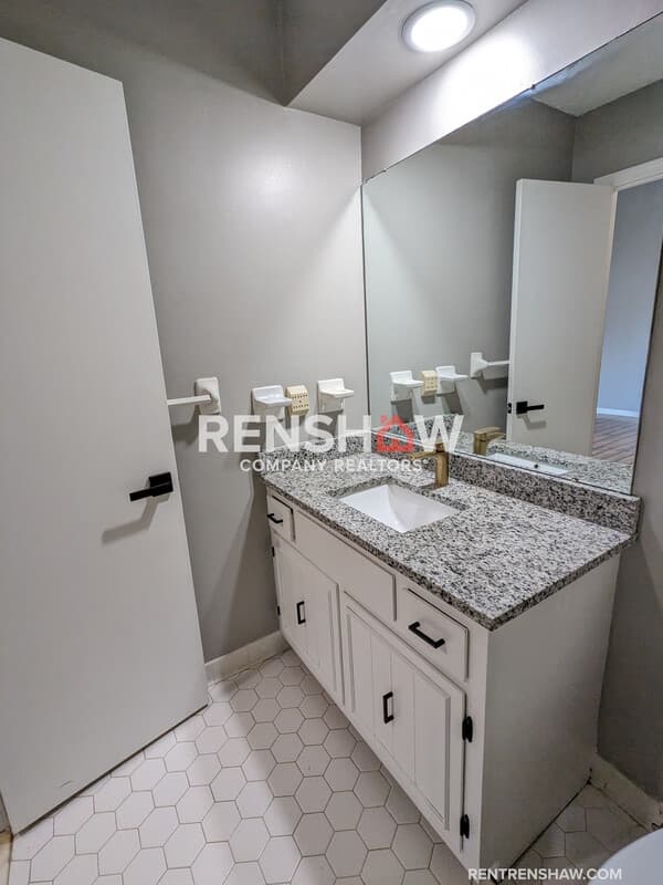 Bartlett House: 6936 Briarhill Dr
