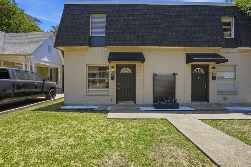 Fort Worth House: 3209 Rogers Avenue
