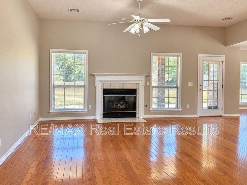 Bentonville House: 306 Old Forge Dr