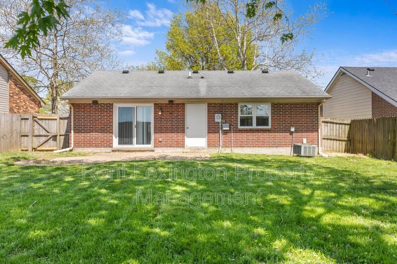 Lexington House: 1576 Springfield Drive