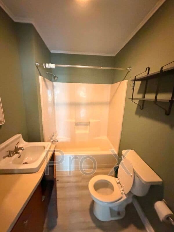 Lamar House: 1306 Cherry St