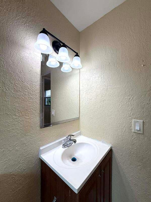 Fort Myers House: 2985 Saint Charles Street