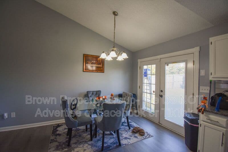 Fayetteville House: 5598 Windy Knoll Pl
