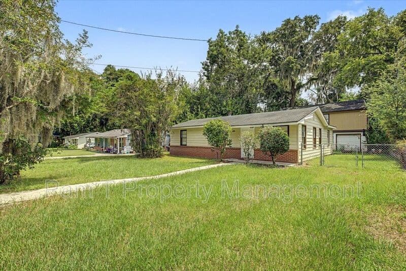 Savannah House: 2619-A Livingston Ave.