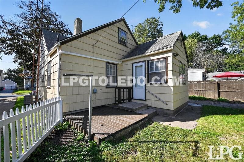 Toledo House: 3610 Burton Ave.