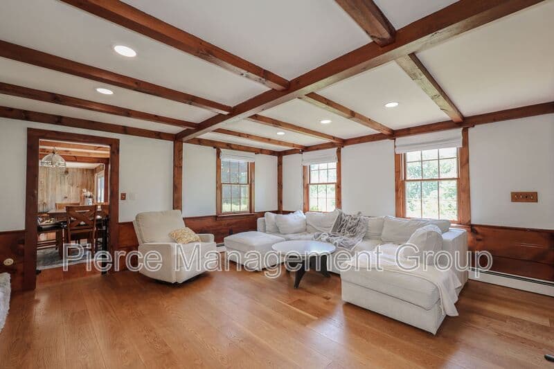 Henniker House: 32 Morse Circle