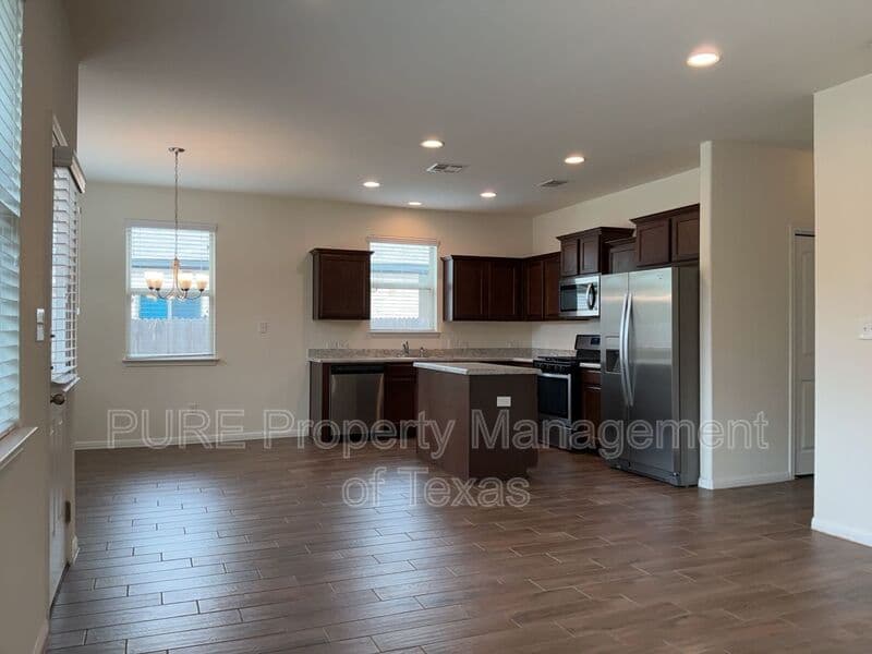 Leander House: 417 Cinnamon Teal