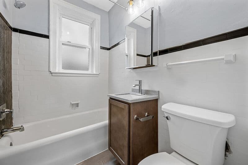 Richmond Heights Condo: 1240-72 Hawthorne Pl