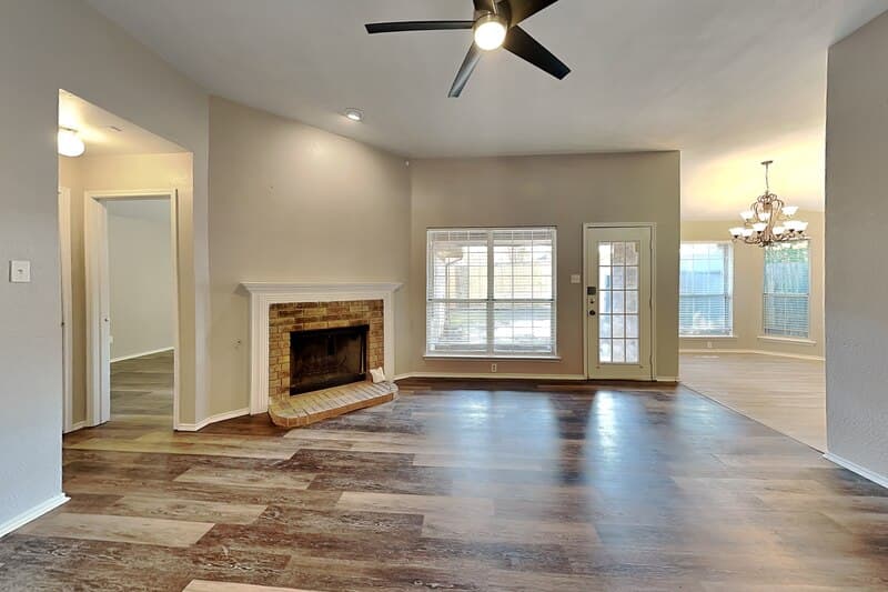 Grand Prairie House: 633 Beatty Dr
