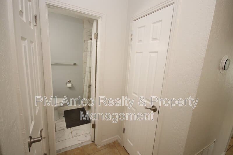 Tampa House: 1918 W Walnut St