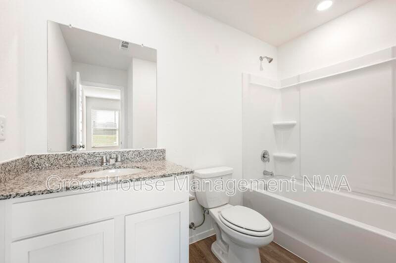 Unit B
Siloam Springs House: 412 W Cloud Dr
