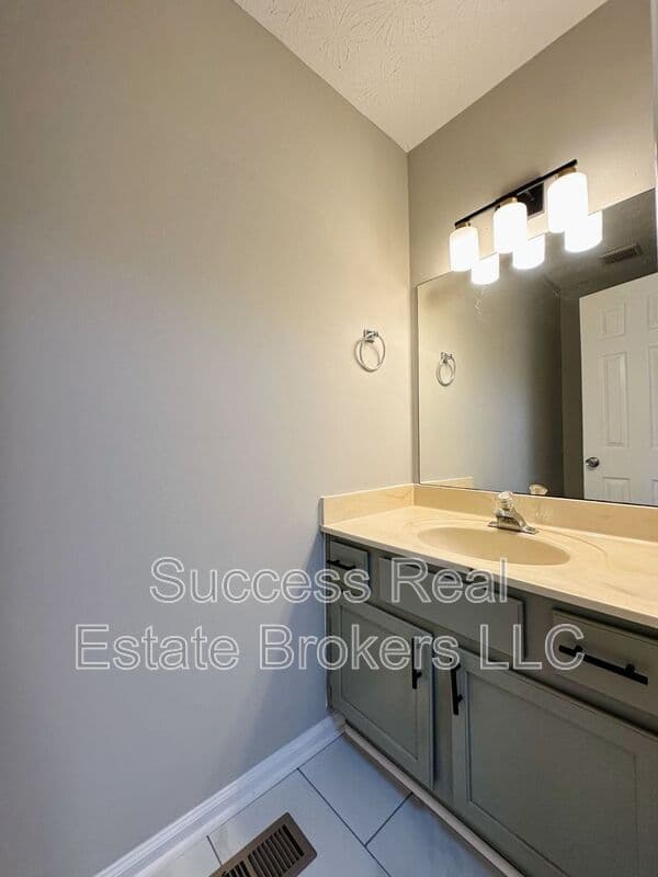 Kennesaw House: 1016 Kennesborough Rd NW