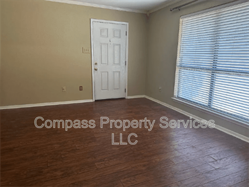 Woodway House: 902 Woodland West