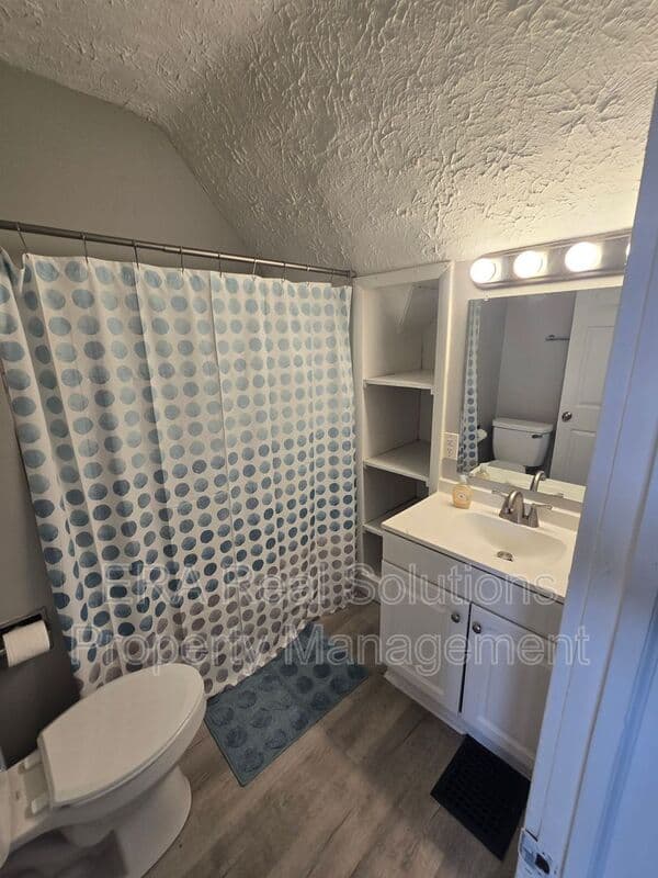 Columbus House: 49 S. Harris Avenue