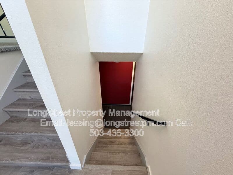 Salem House: 869 Meadowlawn Dr SE