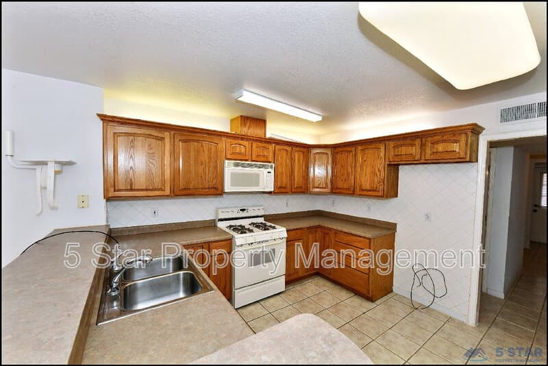 El Paso House: 14101 Koshare Ct