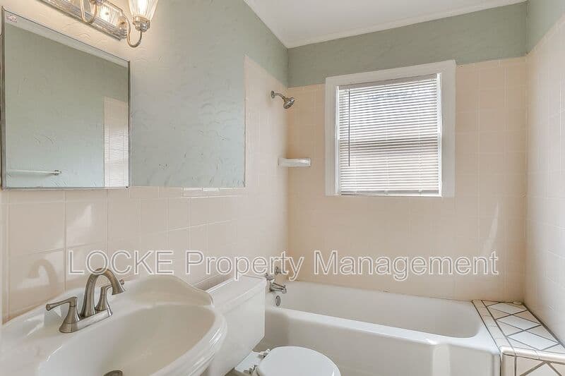Fort Worth House: 3204 Rogers Avenue