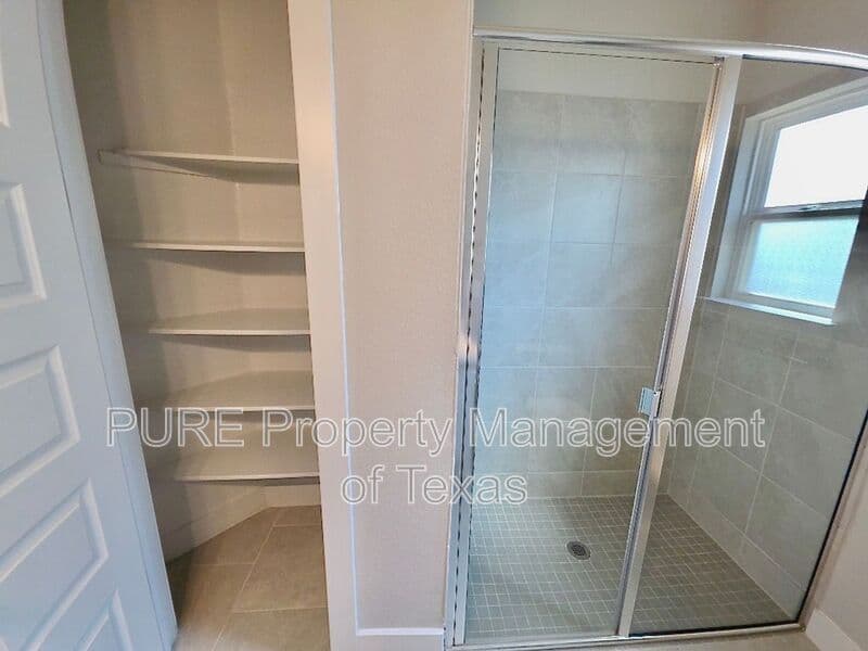 Manor House: 16520 Summery St