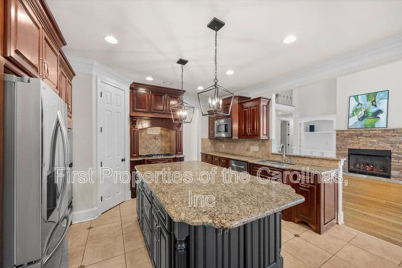 Lake Wylie House: 334 Stone Cliff Lane