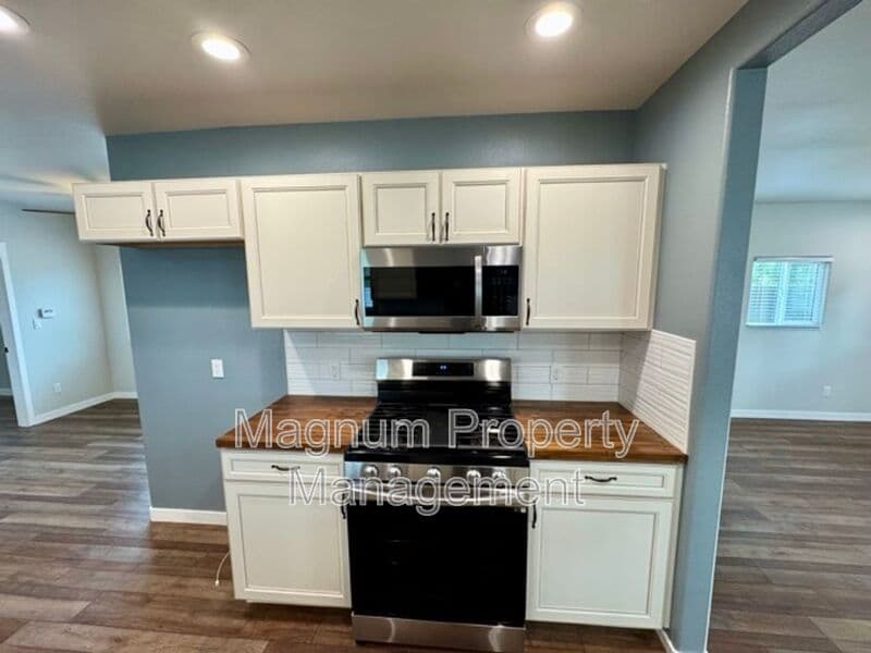 Perris House: 27300 Peach St