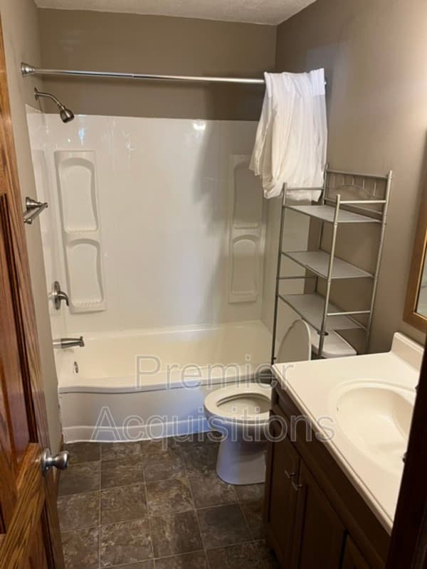 Vandalia House: 210 E Bland St