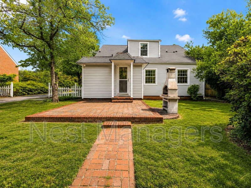 Fayetteville House: 112 Ellington Street